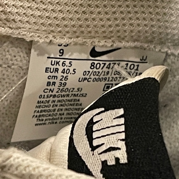 Nike White and Black Athletic Shoes - Picture 6 of 7